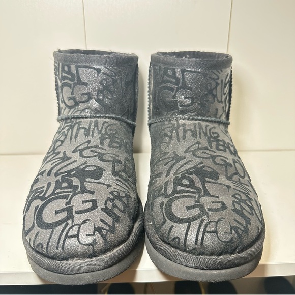 UGG Women's Black Patterned Winter Boots - Picture 1 of 8